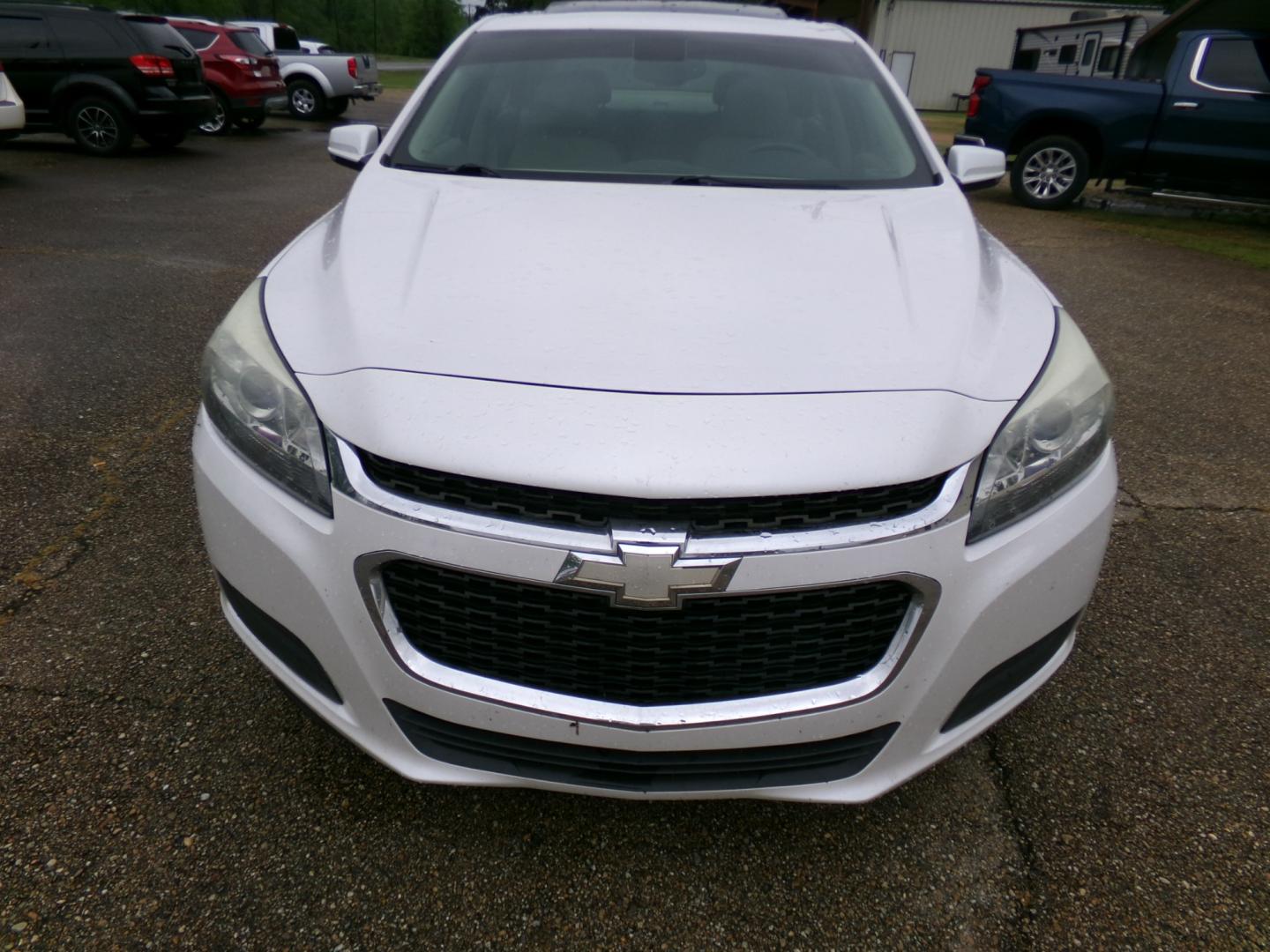 2015 White /Tan Chevrolet Malibu 1LT (1G11C5SL1FF) with an 2.5L L4 DOHC 16V engine, 6-Speed Automatic transmission, located at 401 First NE, Bearden, AR, 71720, (870) 687-3414, 33.726528, -92.611519 - Photo#20